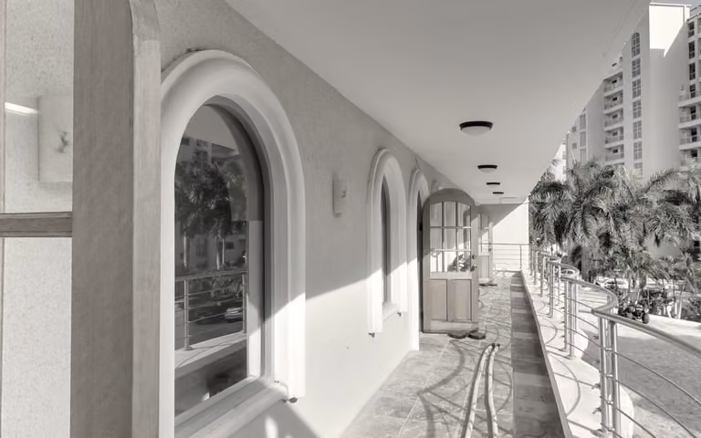 The arcade of arched openings along the walkway into IFM on Rhine Road.